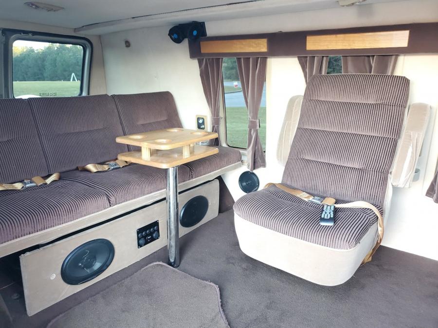 Интерьер Chevrolet G20 Conversion Van  (CG21305) 1988 года  (фото 219 из 257)